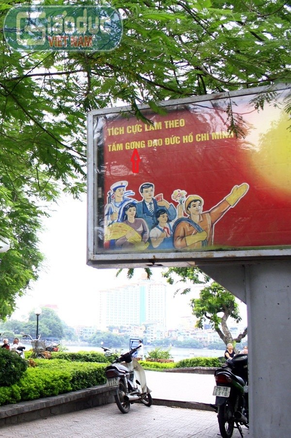 Không chỉ một mà tất cả những pano cổ động có dòng chữ "Tích cực làm theo tấm gương đạo đức Hồ Chí Minh" trên đoạn đường Thanh Niên đều sai chính tả. Chữ "Gương" đã biến thành "Gơng" hết (!?)